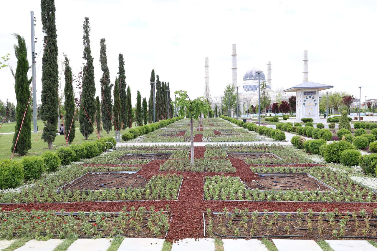 Konya’da 1 milyon 800 bin çiçek toprakla buluştu 3